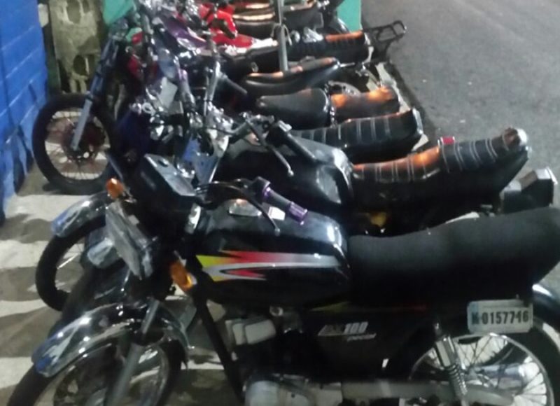 retiene 12 motocicletas competían