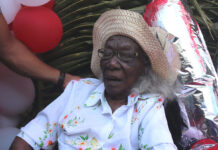 Una mujer en El Tamarindo celebra 100 años de vida junto a toda su familia