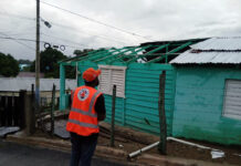 Tornado desprende techos, derriba árboles, letreros y cables en Mao