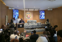 VIDEO: Autoridades incautan 375 paquetes de cocaína y arrestan dos hombres frente a las costa de Baní