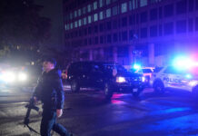 Se escuchan disparos en la sala de la que sacaron a Donald Trump