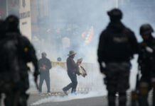 VIDEO: Manifestantes exigen renuncia del presidente boliviano Rodrigo Paz