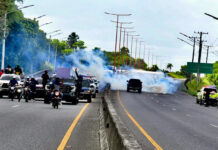 Policía Nacional arremete con bombas lacrimógenas contra marcha en respaldo a planta de residuos sólidos en La Cuaba