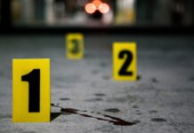 VIDEO: Asesinan a tiros dos jóvenes y luego los arrollan con un vehículo pesado en la carretera Los Casabes, SDN