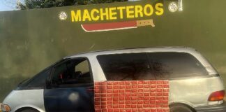 Ejército ocupa contrabando de cigarrillos eran transportado oculto en un miniván en Mao