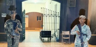 Ejército ocupa 240 litros de clerén durante operativo en Playa Punta Luna, Montecristi