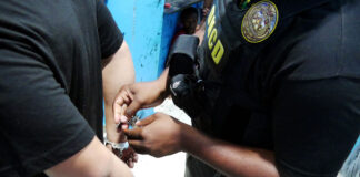 DNCD arresta dos hombres vincula a decomiso de 90 paquetes de cocaína en el AILA