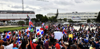 Protestan en la Plaza de la Bandera contra política fiscal, ley mordaza y abusos policiales