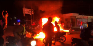 VIDEO: Arden neumáticos en la cañada de Guajimía por crimen de joven a manos de la Policía