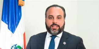 Julio Peña Guzmán presidente de la JAC y Mérido Torres director del Departamento Aeroportuario