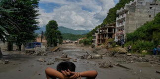 FOTOS: Deslave e inundación devastan el norte de Nepal en la frontera con el Tíbet