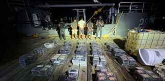 VIDEO: Incautan 595 paquetes de cocaína y apresan a tres hombres frente a las costas de Peravia