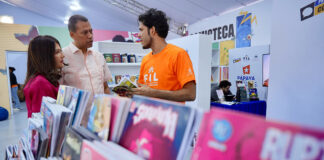 Presidente del Indotel recorre varios estands e invita a la ciudadanía a visitar la Feria del Libro 2026