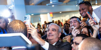 Abinader anuncia 300 becas para jóvenes dominicanos residentes en Nueva York