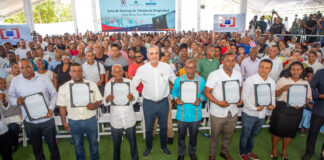 Abinader entrega títulos de propiedad en Los Alcarrizos