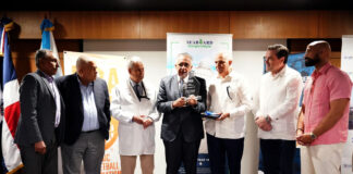 Doctor Ramón Tallaj recibe múltiples reconocimientos en visita a la Ciudad Sanitaria