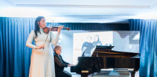 Aisha Syed y su violín envían un mensaje de esperanza a las víctimas desde el Teatro Nacional