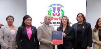 Alfredo Pacheco recibe el proyecto de ley Mirabal: «Una mujer en peligro no debe encontrar muchas puertas, debe encontrar un solo Estado»