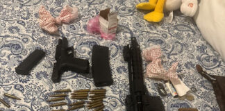 Policía ocupa arma de guerra, pistola, más de 140 municiones y US$34,200 durante allanamiento