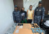 Policía ocupa más de 600 porciones de presuntas drogas y dos pistolas durante operativos en Monte Plata