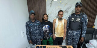 Policía ocupa más de 600 porciones de presuntas drogas y dos pistolas durante operativos en Monte Plata