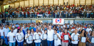 Abinader entrega mil 500 títulos de propiedad a 6 mil personas de El Almirante II