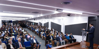 Omar Fernández solicita mayor fiscalización y equilibrio en el Congreso durante conferencia en Unapec