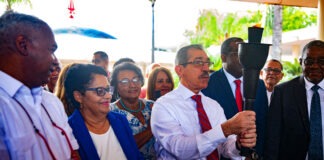Rector UASD recibe antorcha y anuncia celebración de los Juegos Tony Barreiro