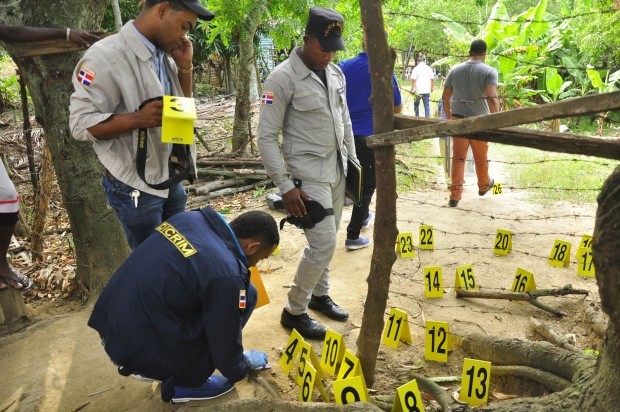 La Policía Científica recolectó decenas de casquillos de distintos calibre en la escena de la balacera. (Foto: Abel Ureña)