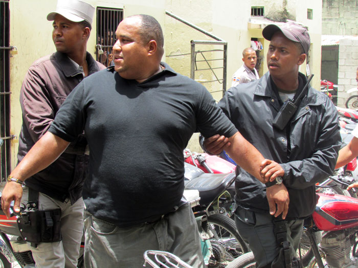José de la Rosa (Ángel) sostenido por dos policías tras ser detenido por una multitud. (Fotos: Carlos Corporán)