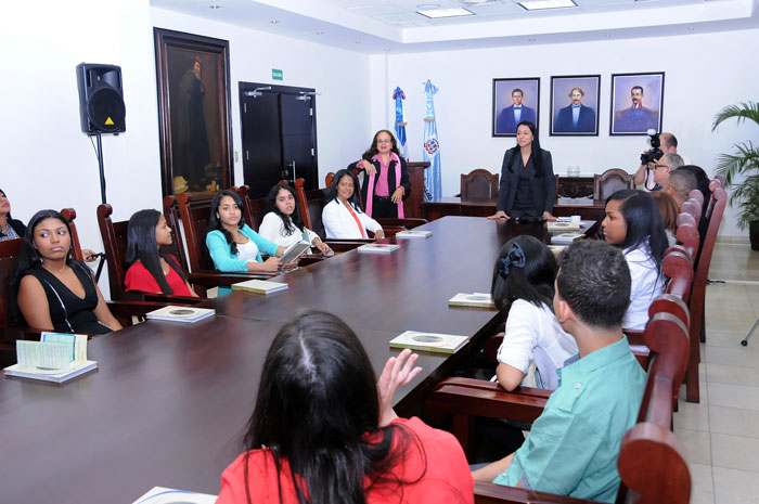 Estudiantes meritorios dominicanos residentes en los Estados Unidos visitaron al ministro de Educación.