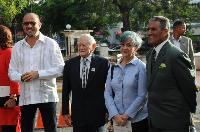 El ministro de Cultura, José Antonio Rodríguez junto a los actores reconocidos