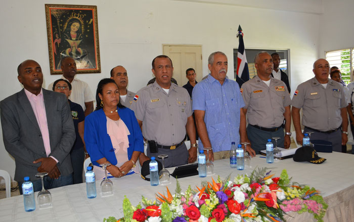 El jefe de la Policía, mayor general Manuel Castro Castillo, junto a Virgilio Almánzar, presidente del Comité Dominicano de los Derechos Humanos y otras personalidades en Pantoja.