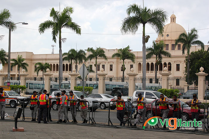 Decenas de policías fueron desplegados en las inmediaciones del Palacio Nacional y del Congreso en espera de protestas sociales. (Fotos: Genris García)