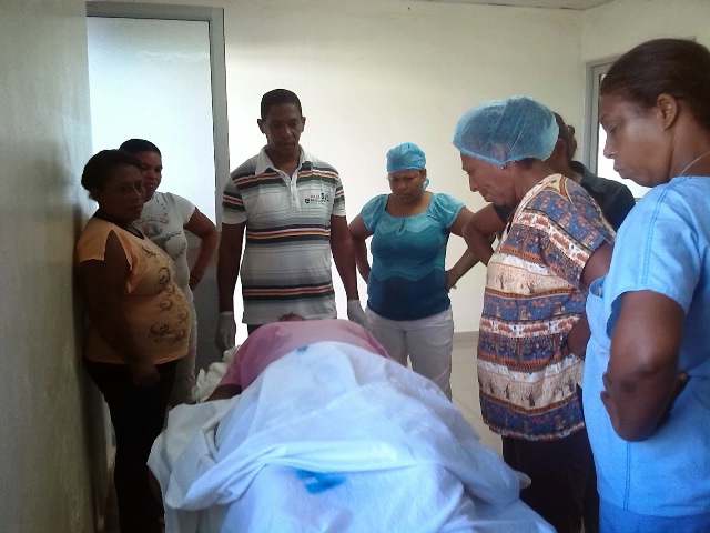 Compañeros de la doctora Fanny Charityn Ramírez observan su cadáver.