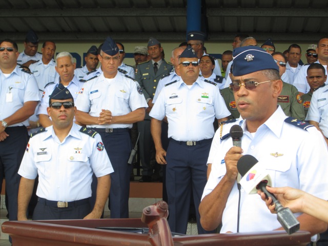 El nuevo Comandante General de la Fuerza Aérea de República Dominicana (FARD), Mayor General Piloto Elvis M. Féliz Pérez, se dirige a los presentes en el acto de traspaso de mando celebrado en la Caseta de Ceremonias de la Base Aérea San Isidro, encabezado por el Ministro de Defensa, Teniente General Máximo W. Muñoz Delgado