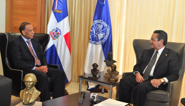 El rector de la Universidad Autónoma de Santo Domingo, Iván Grullón Fernández, se reunió en su despacho con el embajador dominicano en Cuba, José Manuel Castillo Betances