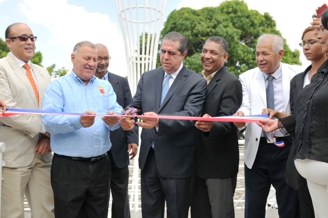 El ministro de Turismo Francisco Javier García y el alcalde Gilberto Serulle en la apertura de la Plaza de Los Artesanos, ubicada en el área monumental.