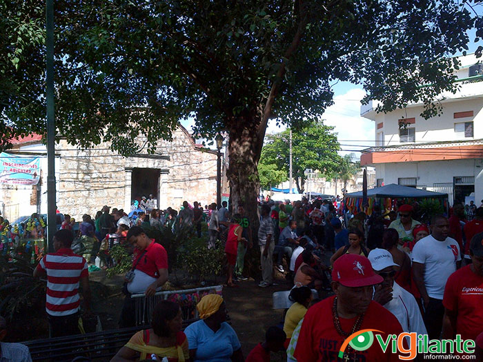 Cientos de personas se concentran en el Barrio San Miguel en el día del santo del mismo nombre (Fotos: Miguel Cabrera)