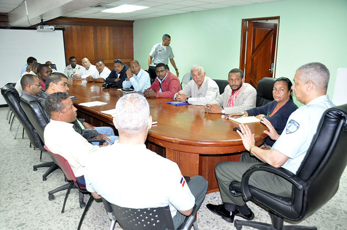El director de AMET, general Pablo Arturo Pujols, se reunió este lunes con representantes de la Federación Nacional de Motoconchistas (FENAMOTO) y otras organizaciones del sector.